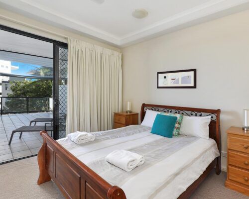 queensland-kings-beach-2-bedroom-garden-view (5)